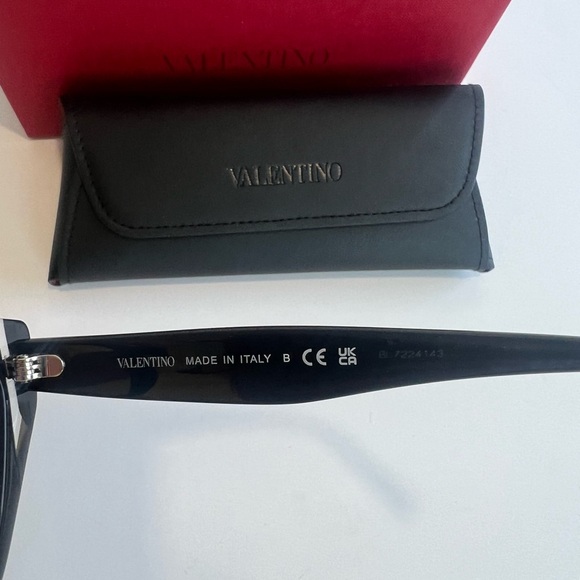 Valentino priscripcion eyeglasses
Cat-Eye black - Picture 10 of 16